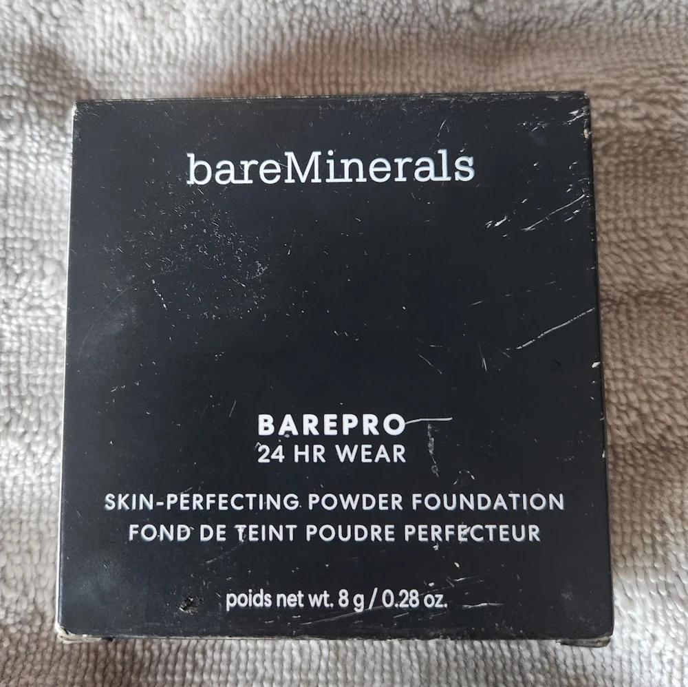 bareMinerals BAREPRO 24HR Skin Perfecting Matte Powder Foundation: Light 22 COOL